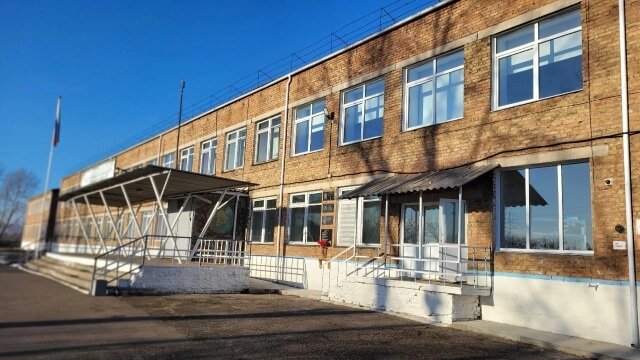    По утрам маленькие частоостровцы идут в детский сад, постарше – в среднюю школу. На её фасаде мемориальные таблички в память об учениках, погибших на Кавказе и в зоне СВО. Фото:  АиФ/ Ольга Лобзина