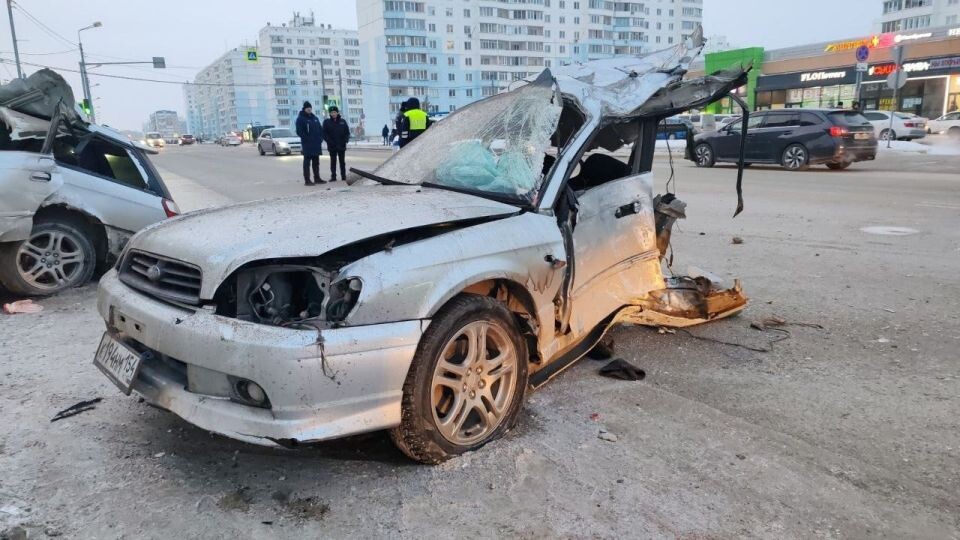    В Новосибирске Subaru разорвало пополам. Источник: Telegram-канал "Инцидент Новосибирск"