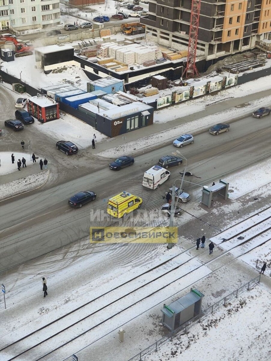    В Новосибирске Subaru разорвало пополам. Источник: Telegram-канал "Инцидент Новосибирск"