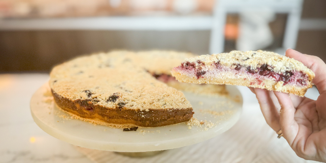 Вкусный и простой насыпной пирог с черной смородиной и творогом