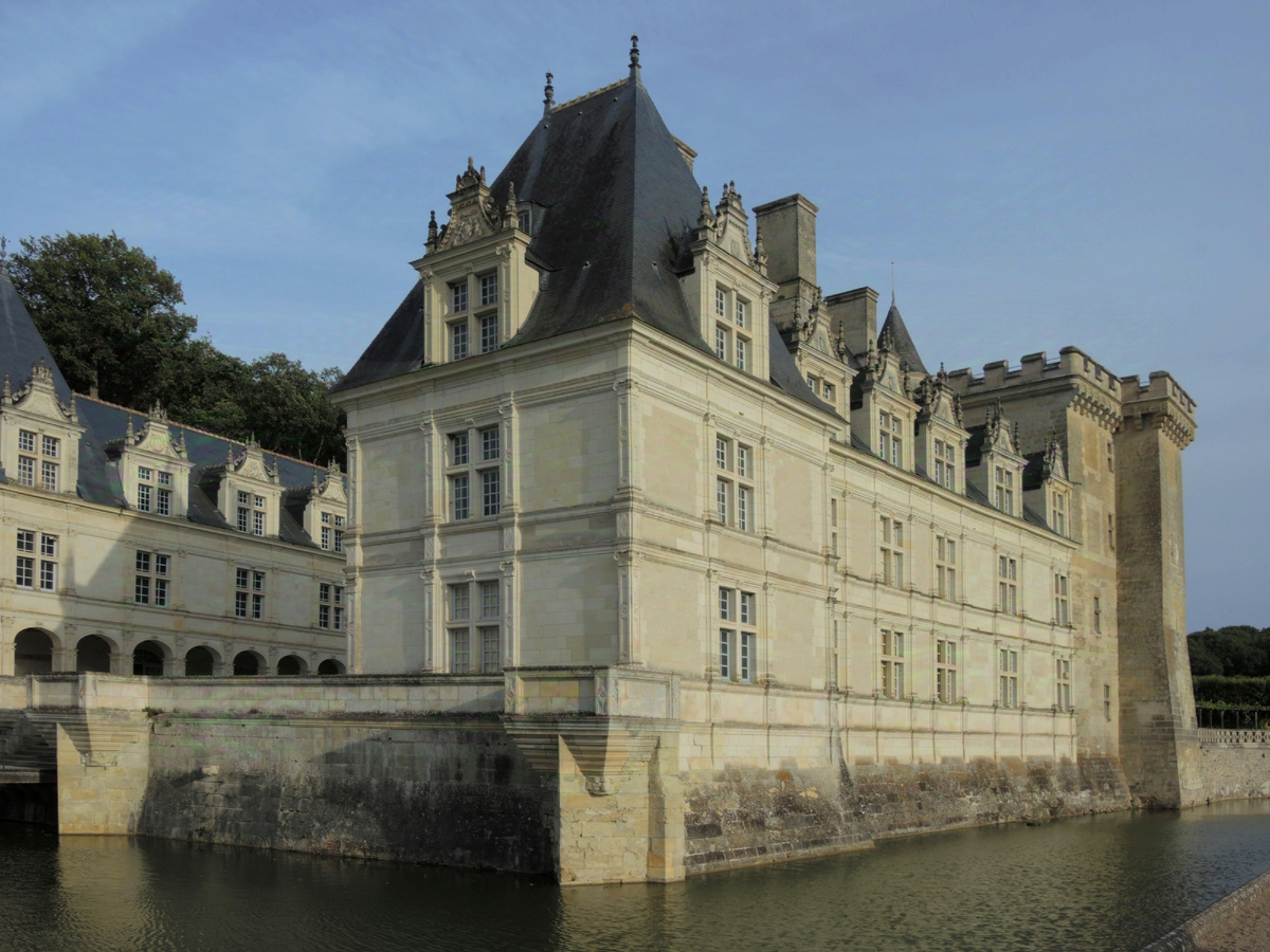 Замковый ров оставили, ибо это красиво ☺️ И остатки старого донжона на заднем плане видны