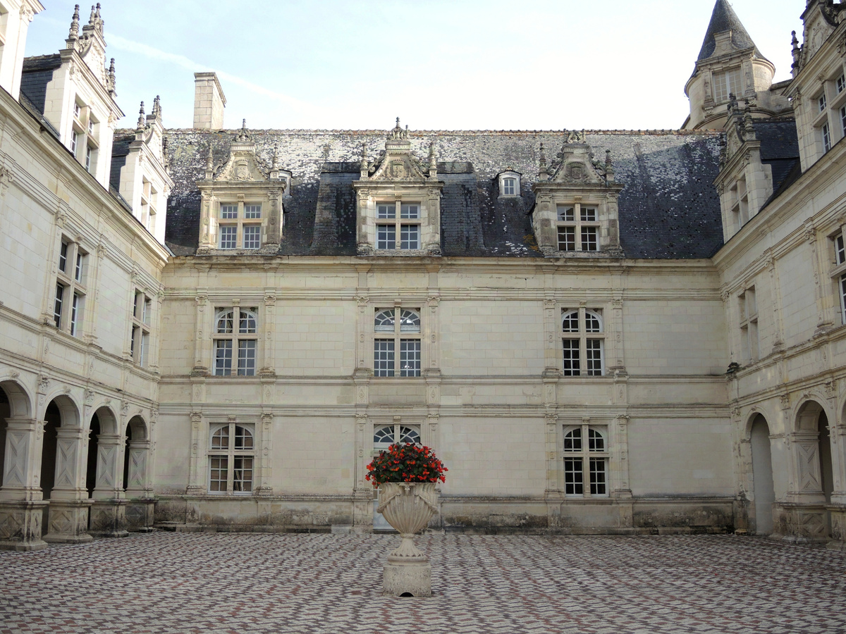 Внутренний дворик П-образного здания нового замка