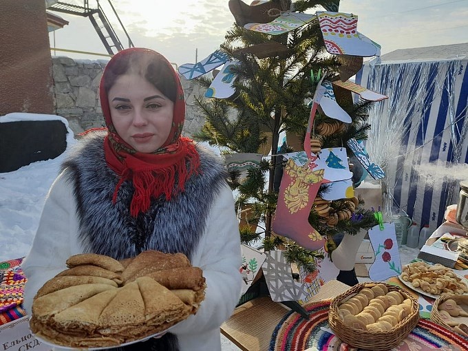 Конькова Яна Константиновна угощает горячими блинами