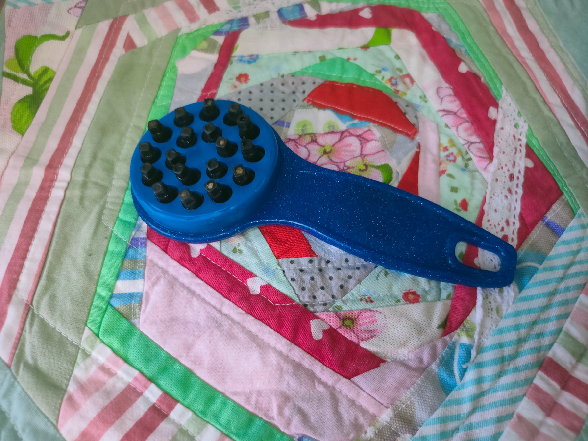 Удобная вещь, но можно не заморачиваться, чистить тёркой