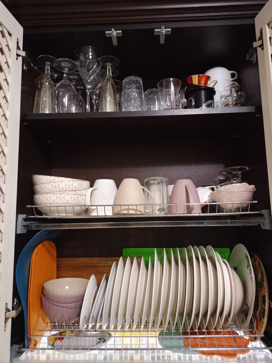 Доски и подставки под горячее здесь же. Не на виду и достать быстро.