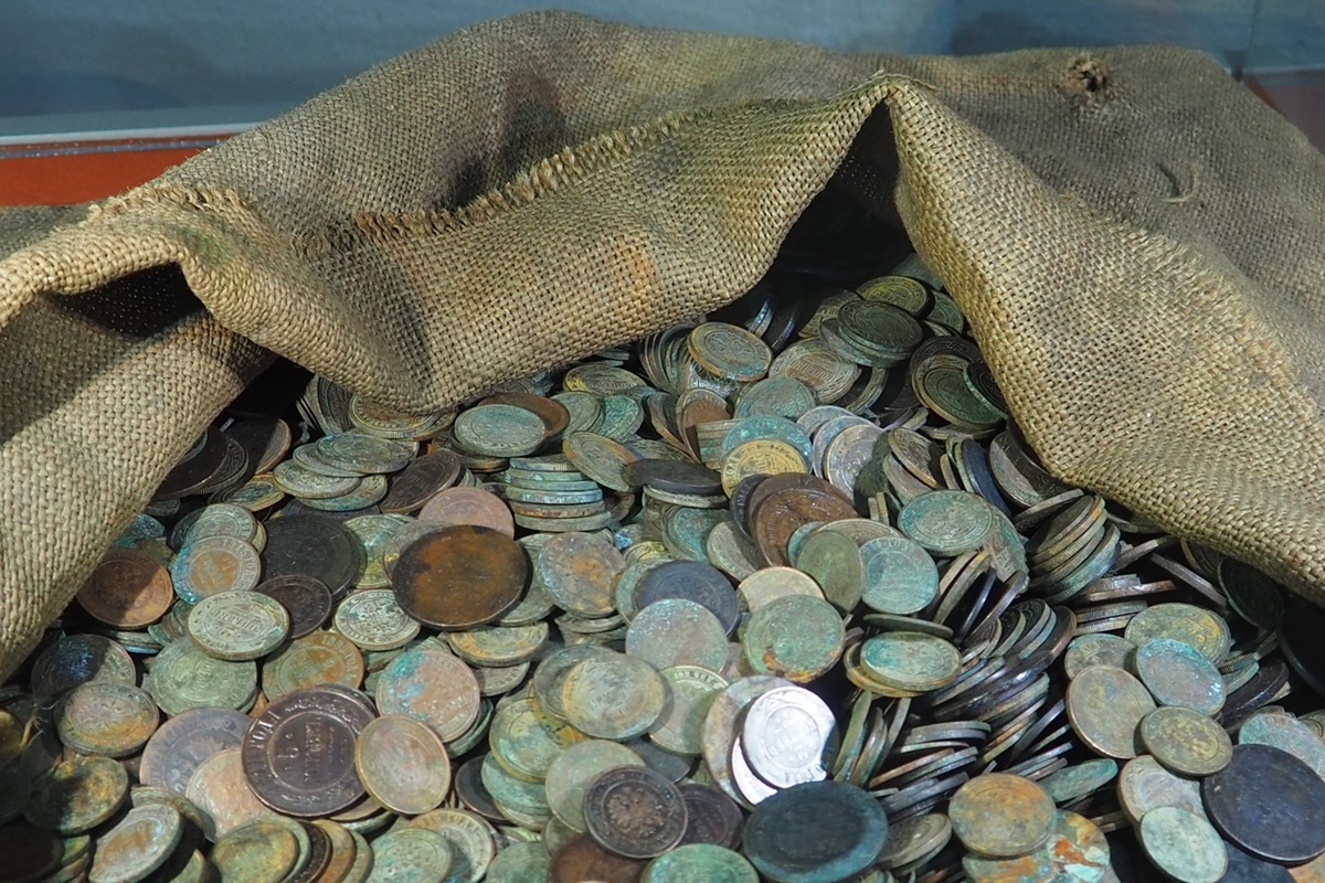 Клад монет, в том числе сибирских, найденный на территории области.