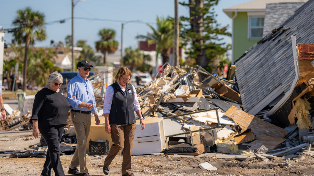    Президент США Джо Байден осматривает последствия урагана Милтон во Флориде. White House/via Globallookpress.com