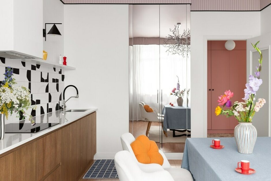  📷На кухне реализовали интересное решение — потайной шкаф из МДФ, который выглядит как продолжение стены. Для придания уникальности и объема мебельщики приклеили к фасадам хромированную зеркальную панель, создавая эффектный и современный элемент интерьера.