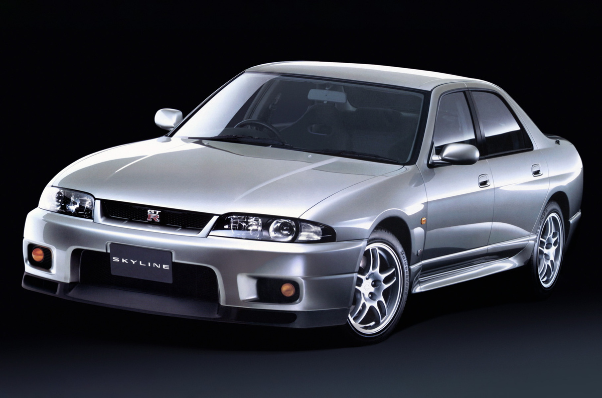    ### Nissan Skyline GT-R Autech Version 40th Anniversary Культовый «гэтер» бывает исключительно в форм-факторе купе? А вот и нет! Начнем с того, что 2000GT-R первого поколения (1969–1972 годов) изначально существовал в виде седана с маркировкой PGC10, а двухдверка появилась позже. Кроме того, история знает уникальный вариант 1997 года от придворного ниссановского ателье Autech в честь 40-летия модели Skyline. За основу взяли девятую итерацию с индексом R33.   
Nissan