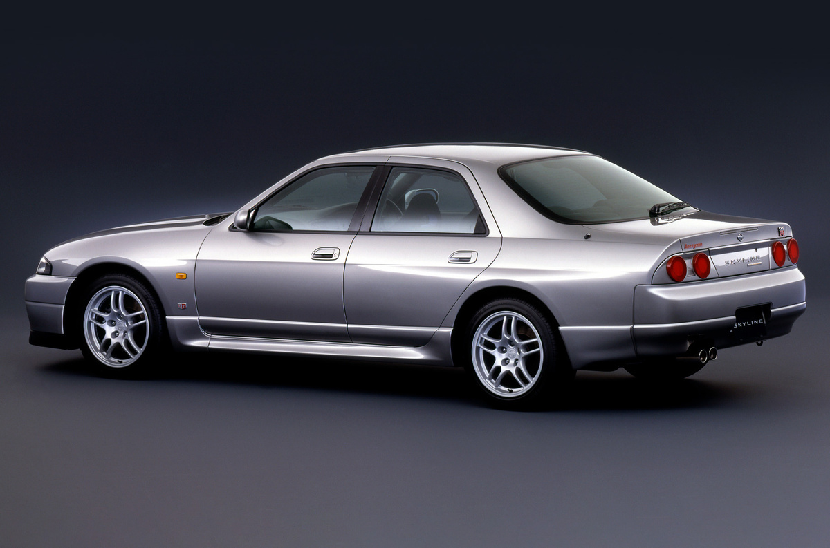    Анатомически GT-R Autech Version 40th Anniversary повторяет исходный «гэтер». Здесь та же знаменитая рядная «шестерка» RB26DETT объемом 2,6 литра с двумя параллельно работающими турбокомпрессорами (280 л.с.), система полного привода и полноуправляемое шасси. Создатели постарались, чтобы «юбилейка» выглядела по-боевому — расширили задние колесные арки. Тем не менее, снаружи она поспокойнее мускулистого купе. Планировалось 400 штук, но в итоге сделали 416.   
Nissan