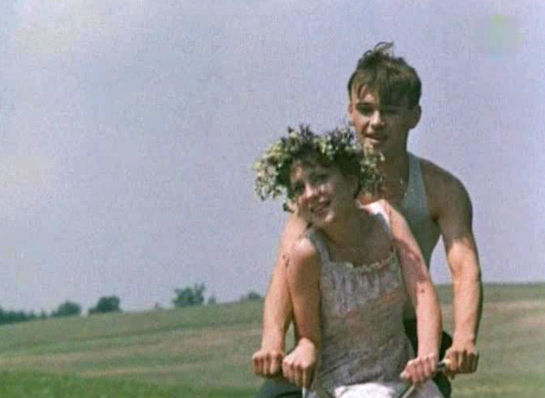 Кадр из фильма. Алёна Шкурпелов роли Юли и Тарас Денисенко в роли Саши 