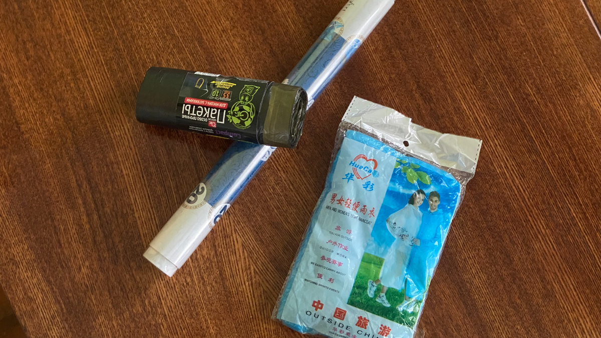 Мешки для мусора, пищевая пленка и дождевик 