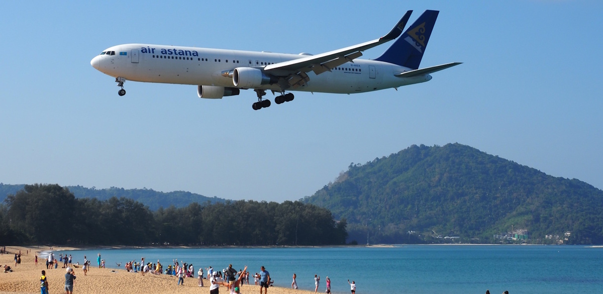 Самолет над пляжем Май Као