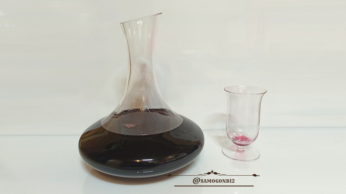 Описываемый напиток в винном декантере. Бокал со следом напитка спустя ночь. ©