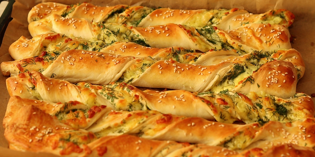 Слоёные палочки из готового слоёного теста с тёртым сыром