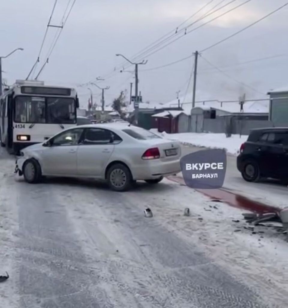    ДТП на перекрестке. Источник: кадр видео "аварком Алтай"