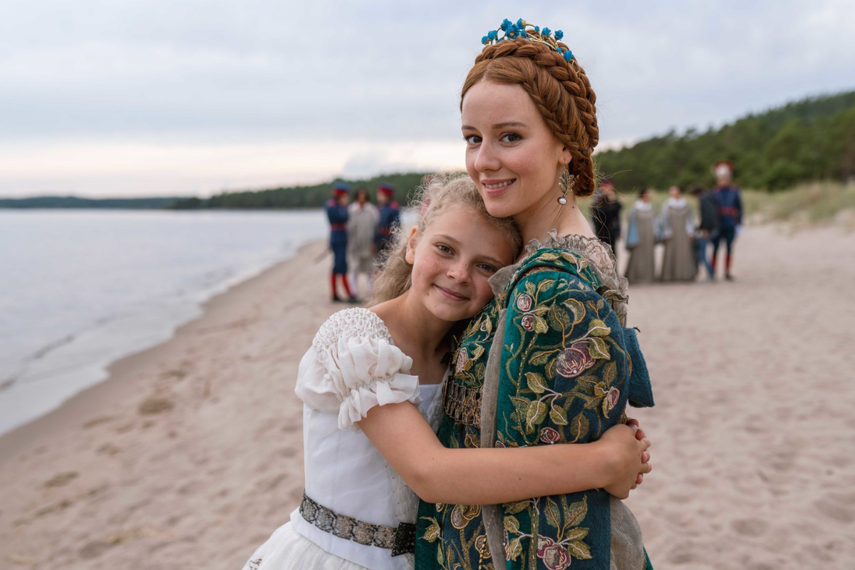 Антонина Бойко с актрисой Ириной Гобачовой, сыгравшей сразу 2-х персонажей в сказке