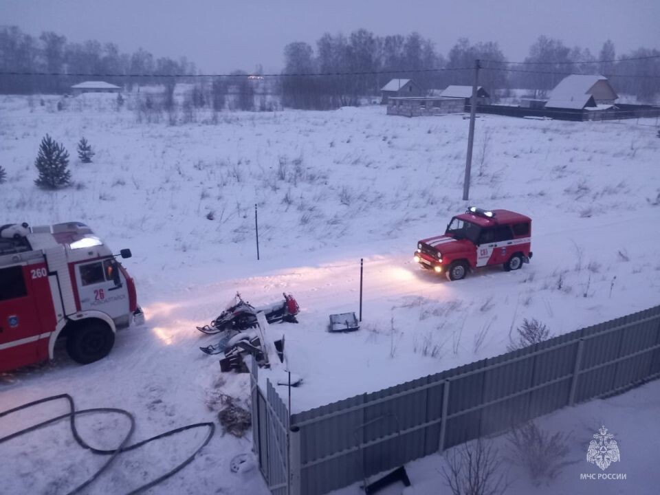    Пожар в поселке Новый. Источник: t.me/mchs_altkray