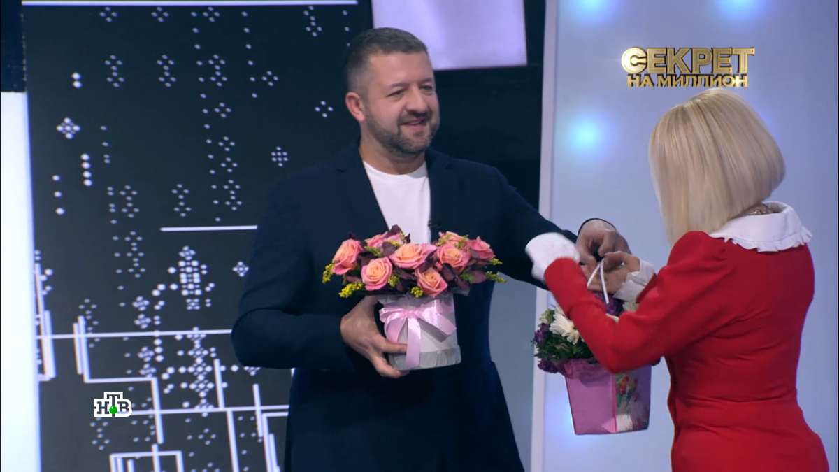 Алексей Пигуренко появился в студии с цветами