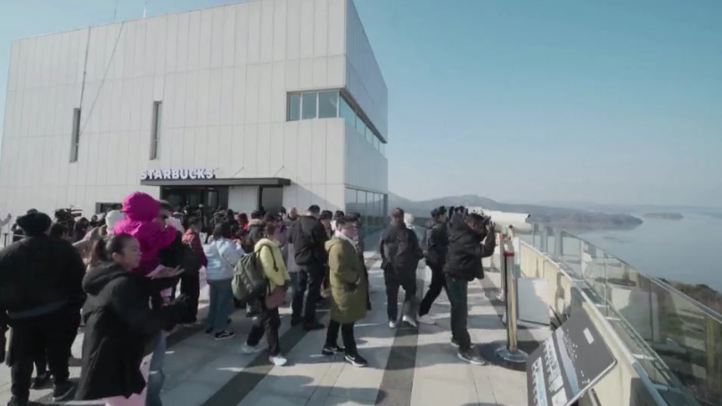 Собралось даже больше людей, чем помещается внутрь