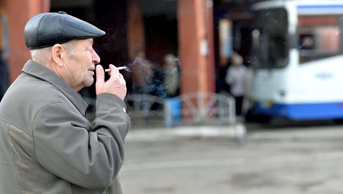 Курение на улице фото Яндекс