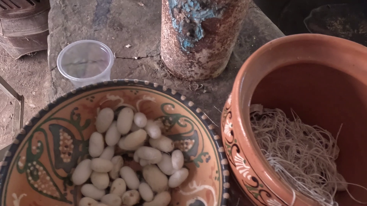 Слева - коконы, справа - уже нитки