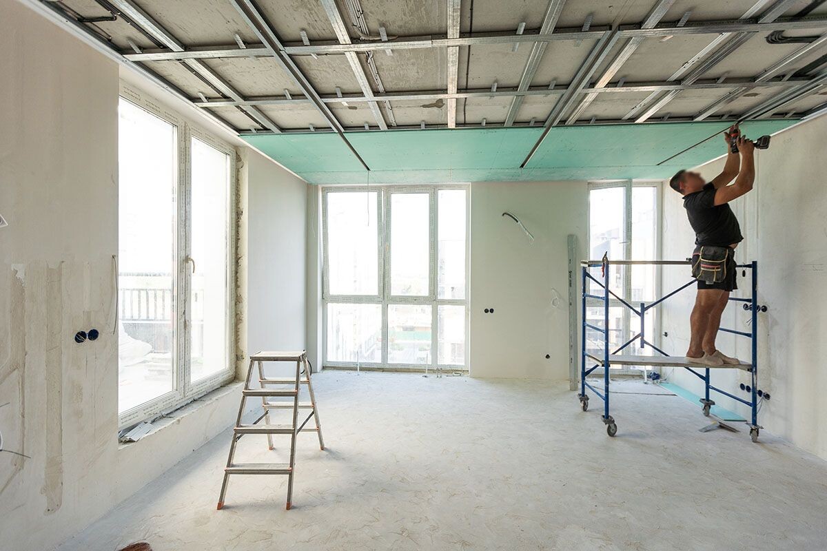 Самые распространенные виды гипсокартона для ремонта в квартире — обычный и влагостойкий. Источник: Shutterstock📷
