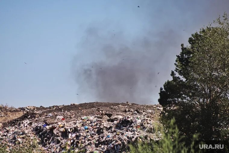 Полигон продолжает гореть уже три месяца. Фото: Екатерина Сычкова © URA.RU