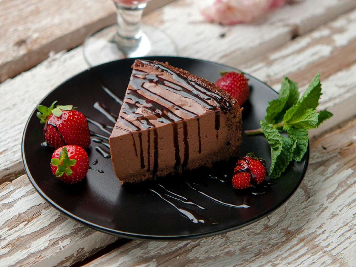 Традиционный (обычный) шоколадный чизкейк (Фото: https://unsplash.com/photos/chocolate-cake-beside-strawberries-and-wine-glass-JBIK4QZOFfc)