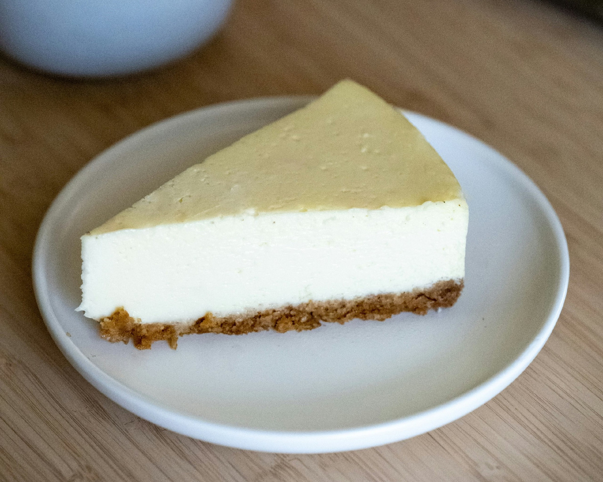Чизкейк Нью-Йорк (Фото: https://unsplash.com/photos/a-piece-of-cheesecake-on-a-plate-next-to-a-cup-of-tea-rWAwhghF4ag)