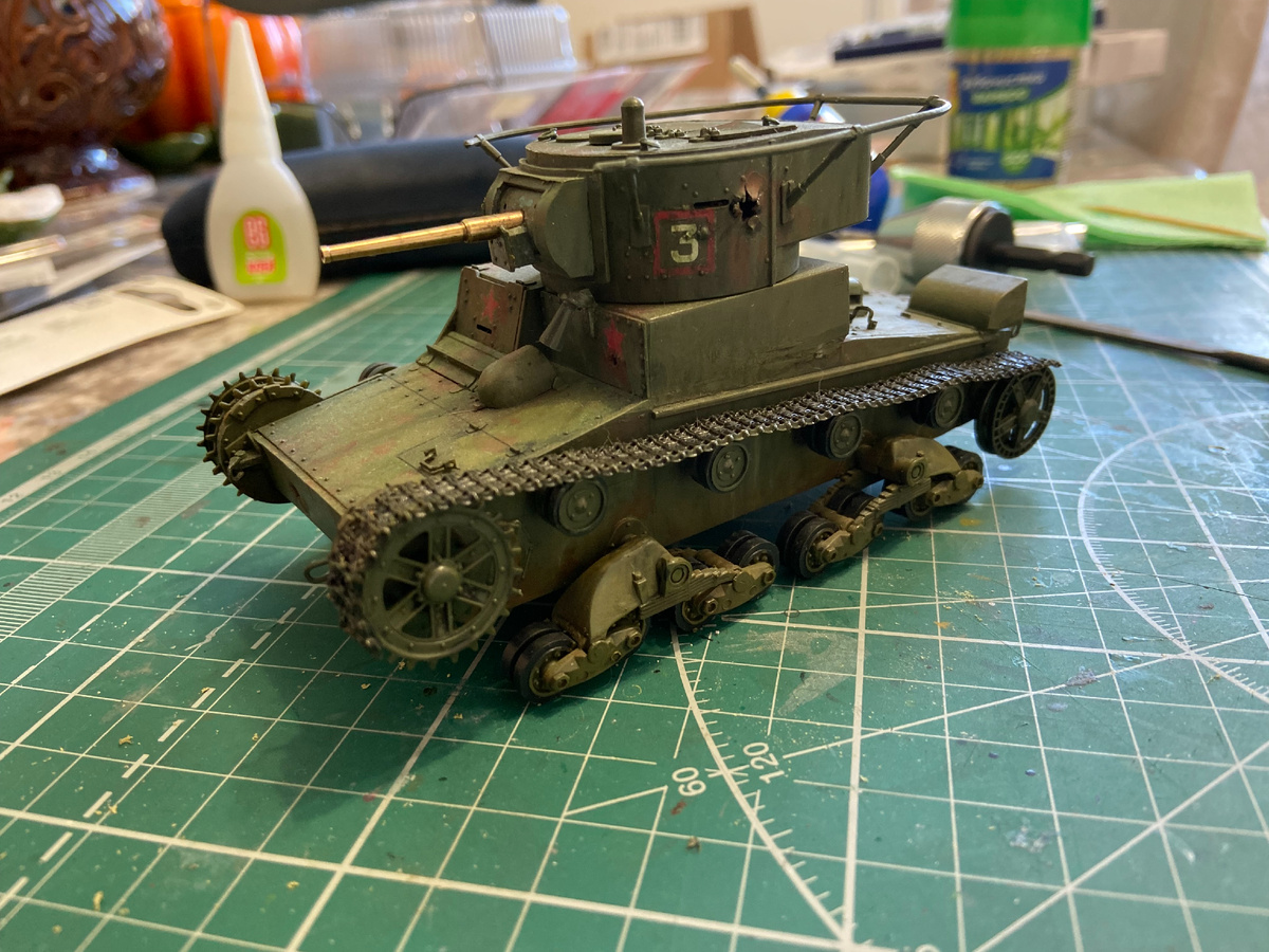 Модель советского лёгкого танка Т-26 в масштабе 1/35. Производитель "Звезда". С  дополнением в виде точённого латунного ствола орудия. Фото из  личного архива автора, © 2024 год