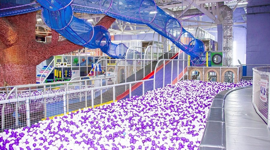 Сухой бассейн с лабиринтом в экшн-парке «Пандориум» //
Фото со страницы «Пандориума» в ВК