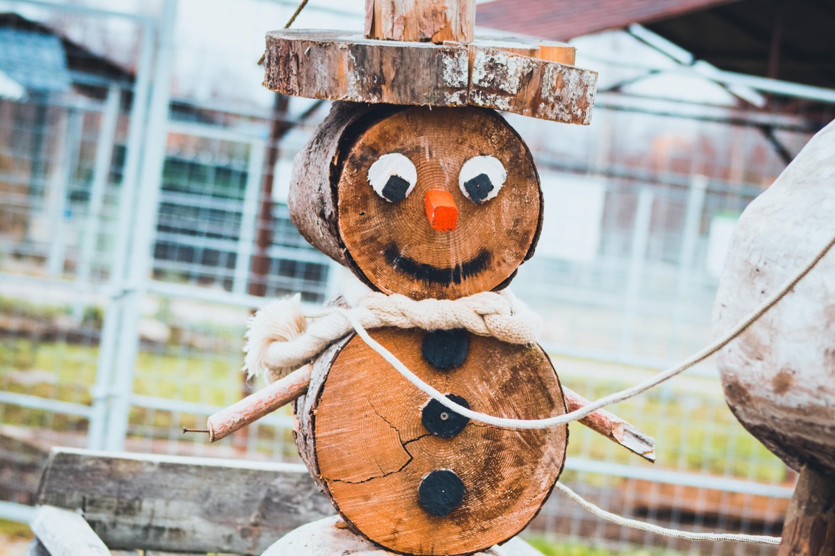     Вместо Буратино: как сделать новогоднего снеговика из спилов дерева