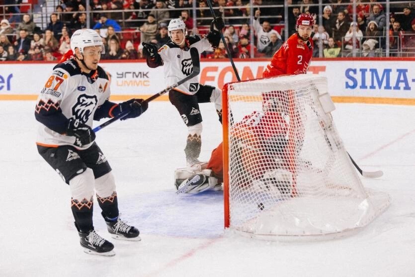 Фото: ХК «Автомобилист» и ХК «Трактор»