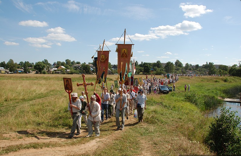 Иринарховский крестный ход. Впереди В.С. Мартышин. Фото А. Поспелов. Источник: https://pravoslavie.ru/62604.html