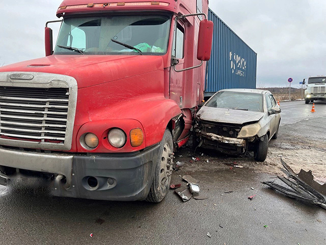 На дороге «Золотое кольцо» в Тверской области легковушка врезалась в большегруз