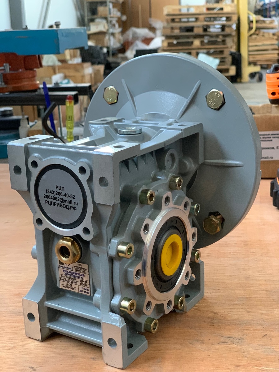 Подготовка редуктора к сборке его комплетующих начинается со снятия транспортировочных заглушек, в нашем случае они желтоко цвета.