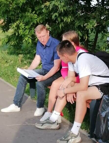 Общение с избирателями, важная часть работы депутата. фото из личного архива Лапшова А.С.