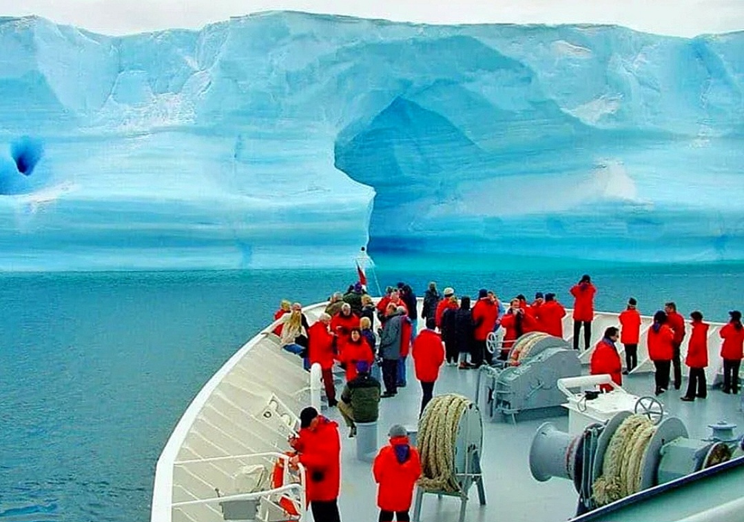 Туристы успели только полюбоваться айсбергами