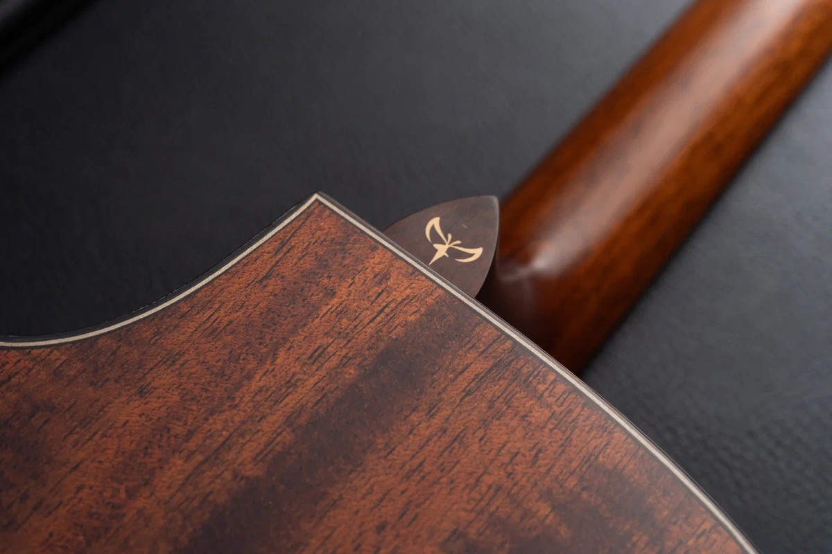 Место крепления грифа к корпусу по технологии TNT на акустической гитаре TYMA TG-10