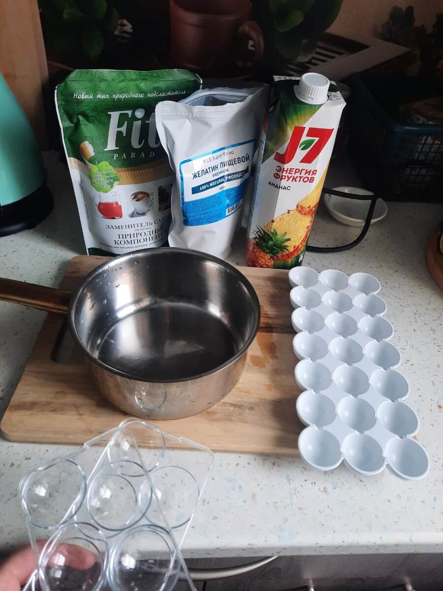 Нам понадобится сок, сахарозаменитель и желатин