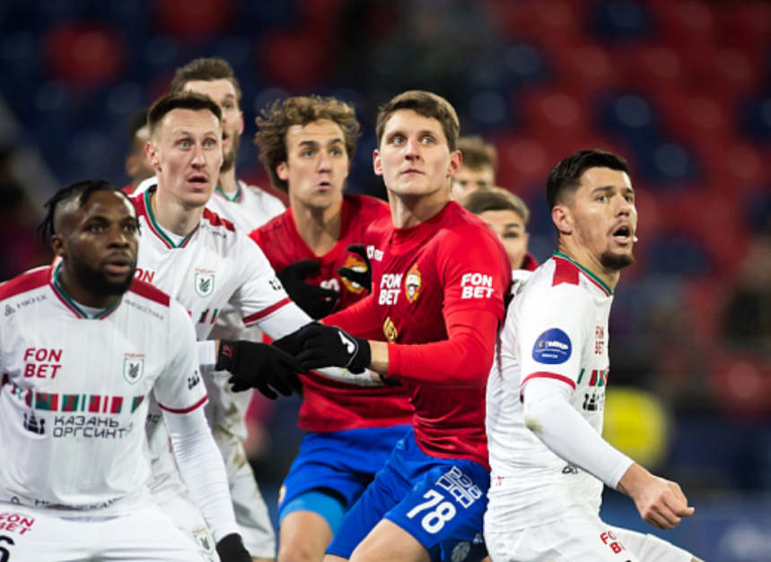 То, что защитники часто спасают игру, забивая, отлично. Плохо то, что не забивают игроки атаки. 