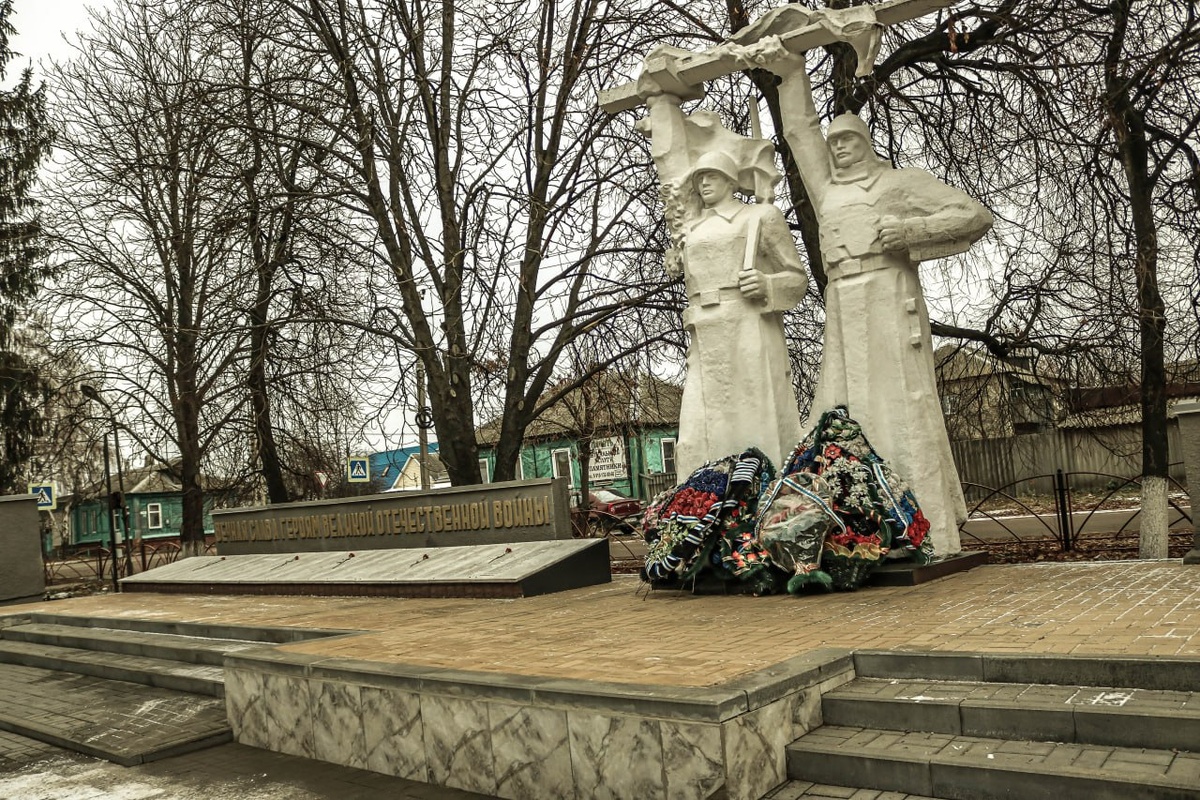    В Курской области восстановили разрушенный вандалами мемориал