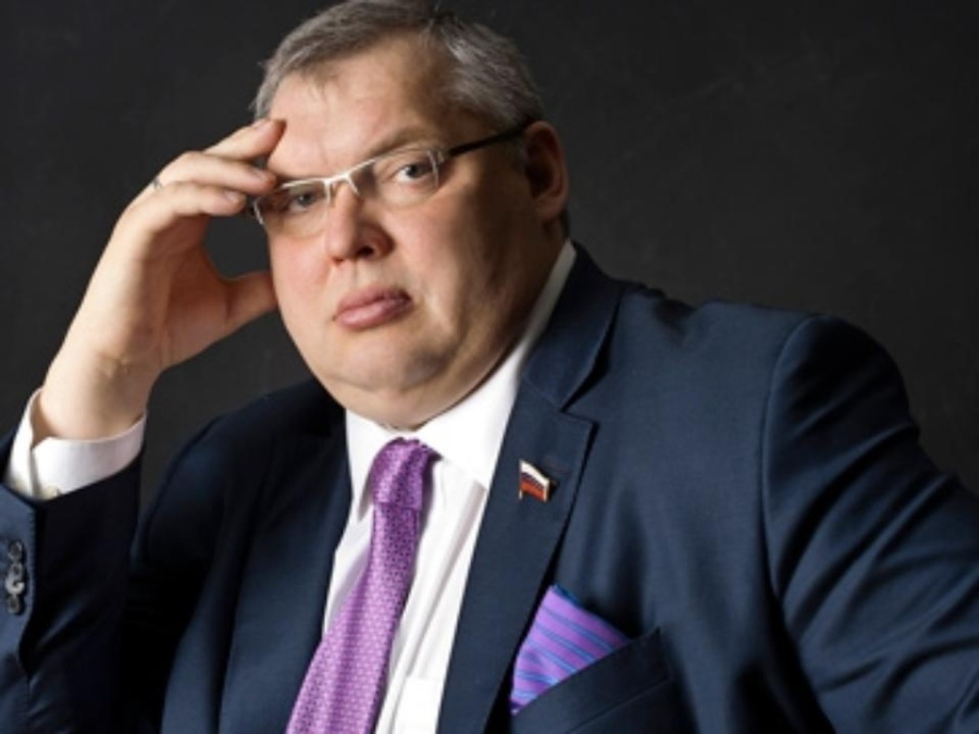 Бизнесмен, или депутат хз кто он.