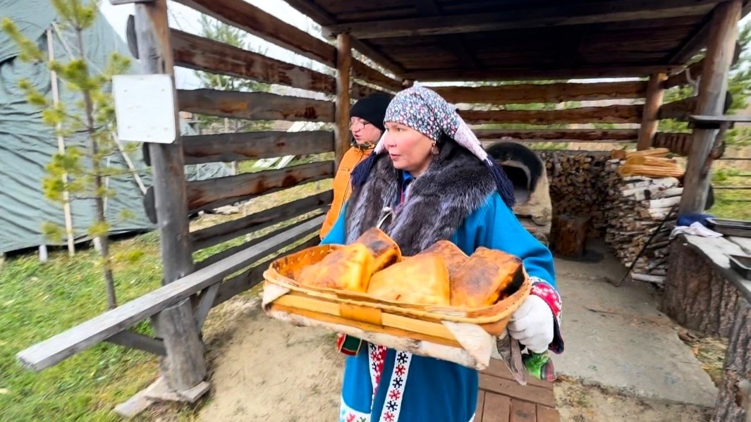    Гостям «Юганской этнодеревни» предложили попробовать хлеб с кровью оленя