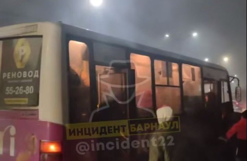    Маршрутка №109 в дыму. Источник: кадр видео t.me/incident22