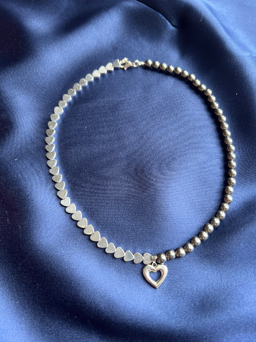 Чокер из гематита и серебра. Гематит хорошо работает с давлением, защитный