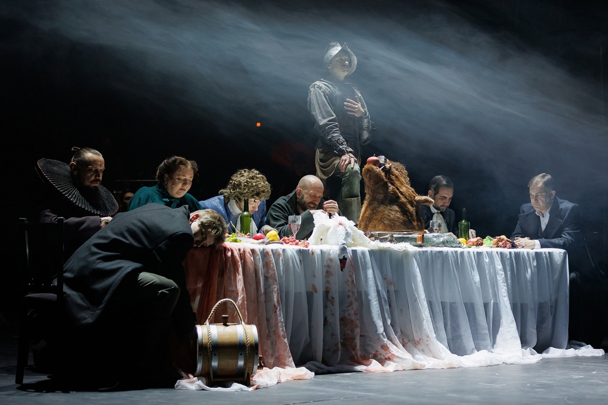 Сцена из спектакля, фотография скопирована из официального паблика театра