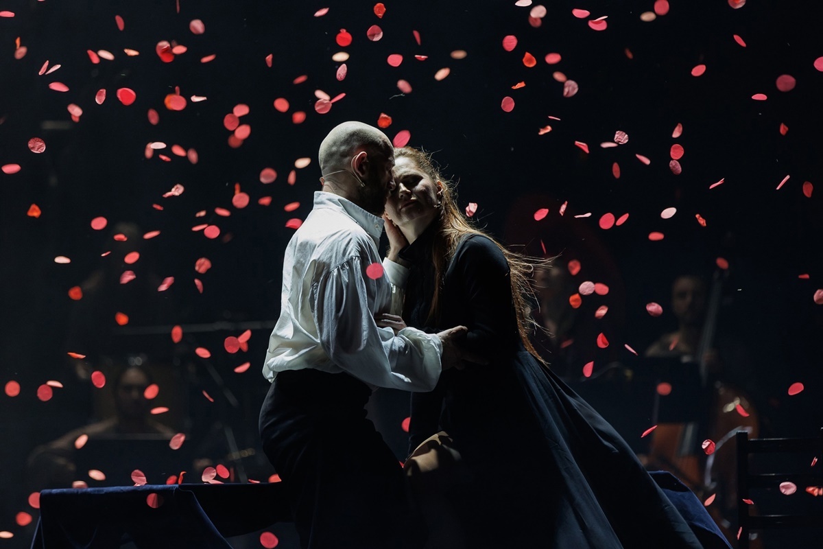 Сцена из спектакля, фотография скопирована из официального паблика театра