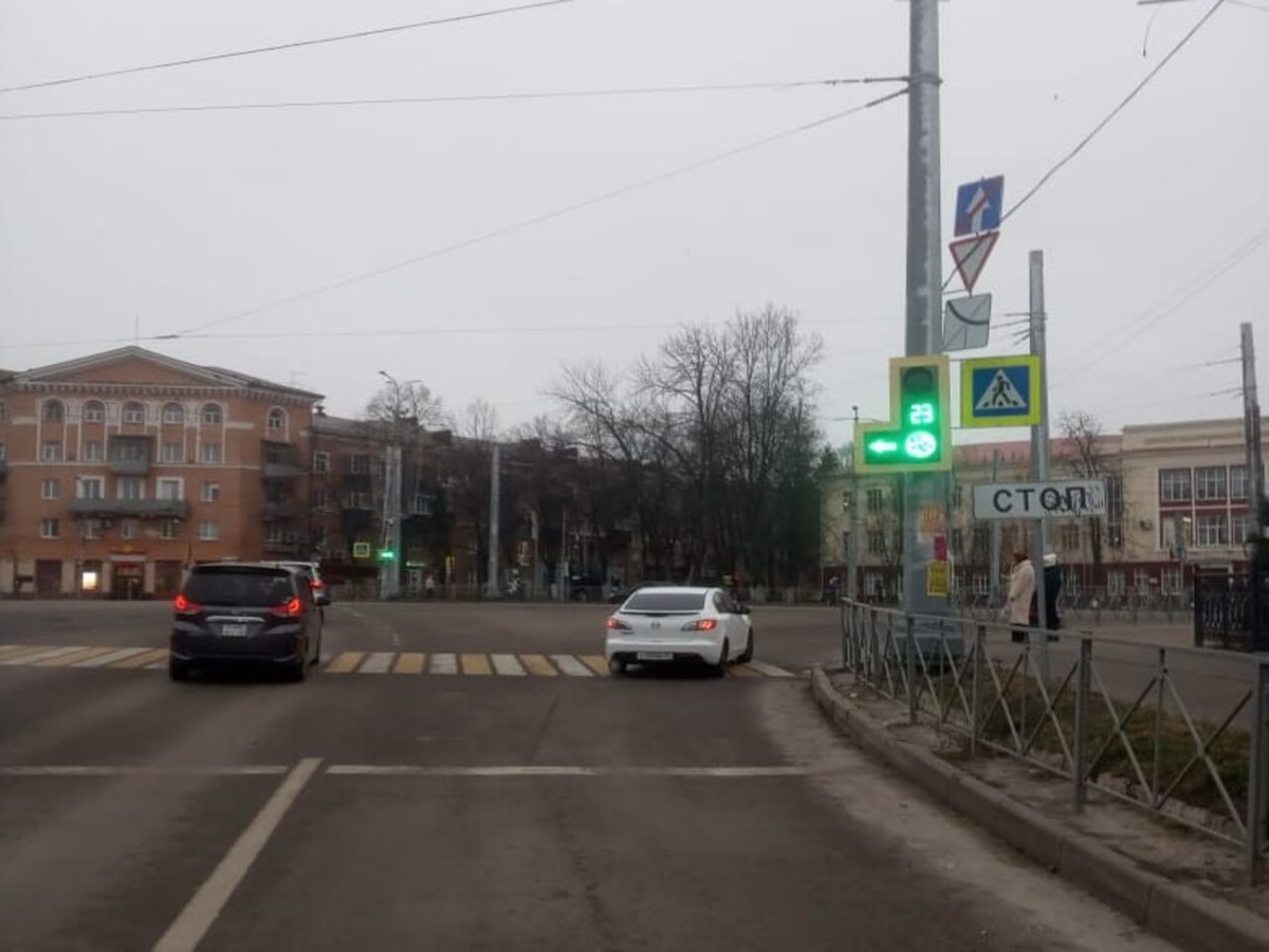    В Курске на перекрестке площади Перекальского подходит к завершению ремонт светофоров